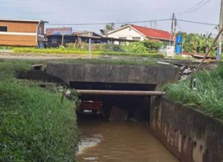 Toyota Hilux hanyut, ditemukan dalam saluran pembentung
