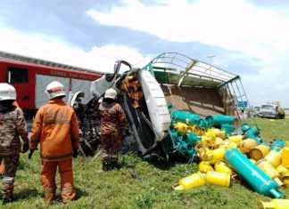 Pemandu lori tong gas maut rempuh lori berhenti di bahu jalan