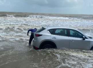 Tidak sedar air laut pasang, Mazda CX-5 nyaris hanyut