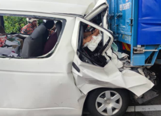 Tiga lelaki tersepit lebih 30 minit nahas van