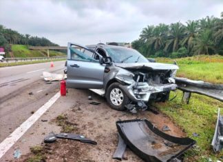 Trak pikap kemalangan, kuda putih terlepas dan berlari di lorong kanan LPT 2