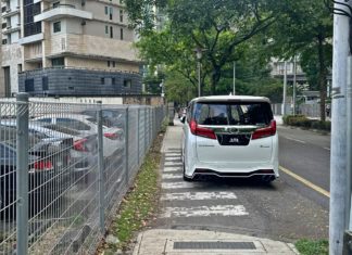Pemilik MPV mewah parkir laluan pejalan kaki