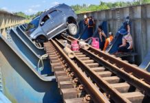 Nak pulang kampung, Toyota Fortuner ini sangkut di rel kereta api