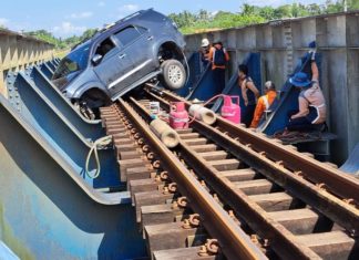 Nak pulang kampung, Toyota Fortuner ini sangkut di rel kereta api
