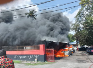 ‘Menggeletar badan lihat 10 kereta pelanggan musnah terbakar,” pemilik bengkel