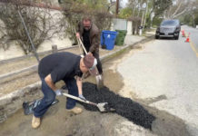 Arnold Schwarzenegger tampal sendiri jalan berlubang di LA