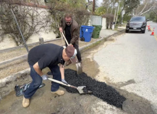 Arnold Schwarzenegger tampal sendiri jalan berlubang di LA