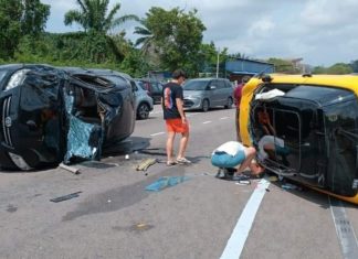 Wanita syukur bapa selamat, Mini Cooper Singapura rempuh Toyota Vios