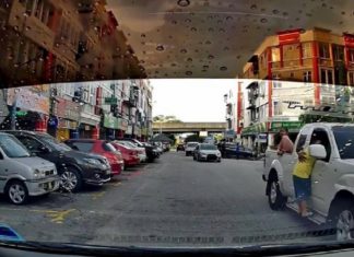 Polis cari pemandu biar kanak-kanak berpaut pada pintu