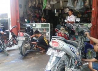 Tak puas hati bengkel ‘ketuk harga’ dan lerai motor, pemilik bawa pulang naik Grab