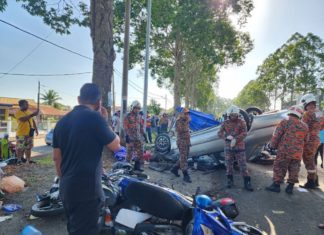 Tiga kritikal kereta rempuh gerai nasi lemak