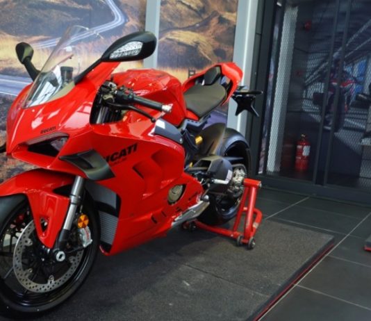 Berapa bayaran bulanan Ducati Panigale V4 (2023)? Kami kirakan untuk anda…