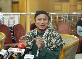 “Daripada membazir beli sport rim dan topi berjenama, guna duit pergi haji,” Wazi