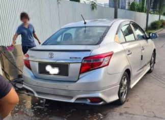 Selamba guna air stesen minyak cuci kereta