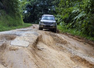 Jalan tidak rata, beranak tengah hutan akibat terhentak
