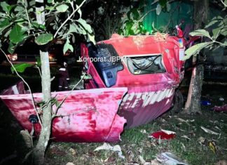 Seorang lelaki maut, treler Hino terbabas langgar pokok