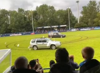 Lelaki bertopeng pandu kereta mayat ganggu perlawanan bola sepak