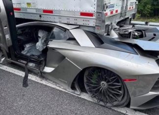 Lamborghini Aventador terperosok belakang treler, pemandu hanya alami cedera ringan