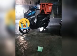 Pelanggan campak wang elak tangan rider basah