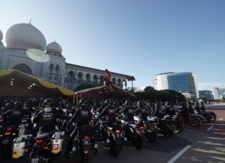 Aksi ‘wow’ lompatan rentas 66 buah motor Royal Enfield pada Hari Kebangsaan (2023)