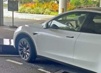 Pemandu Tesla Model Y langgar dan seret stesen cas