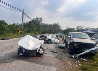 Wanita maut, kereta terputus dua bertembung Toyota Hilux