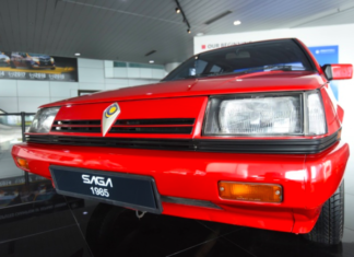 “Pasai apa logo Proton (pertama) bentuk dia macam tu,” Tun M