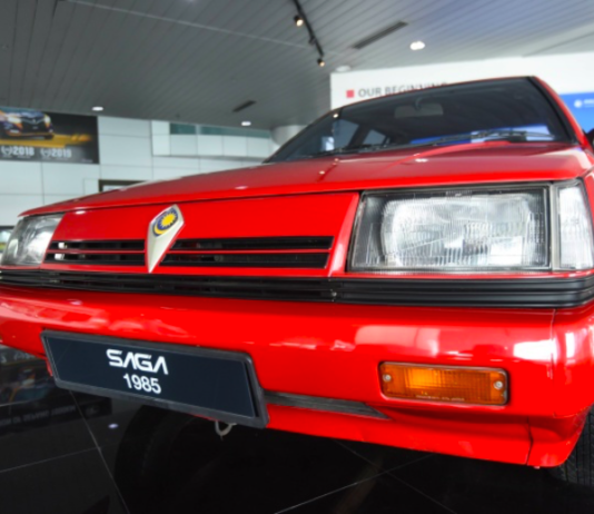 “Pasai apa logo Proton (pertama) bentuk dia macam tu,” Tun M