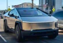 Pemilik mengadu salji tutupi lampu depan Tesla Cybertruck pada waktu malam