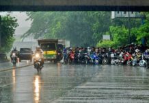 Polis : Musim hujan, rider jangan berteduh di bahu jalan