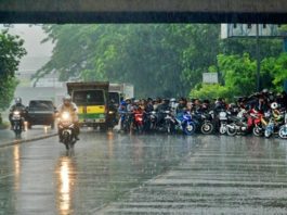 Polis : Musim hujan, rider jangan berteduh di bahu jalan