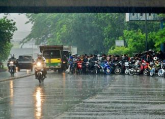 Polis : Musim hujan, rider jangan berteduh di bahu jalan