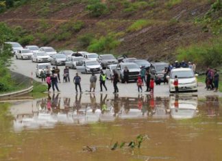 Banjir, sekeluarga sudah lali bermalam dalam kereta