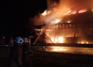Treler bawa tujuh kereta modifikasi terbakar di Kulai, tak sempat sertai pameran