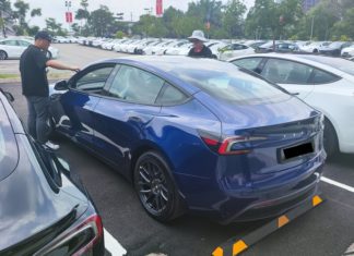“Tunggu 2-jam pada hari penghantaran, ada calar pada kerusi dan konsol,” pemilik Tesla Model 3