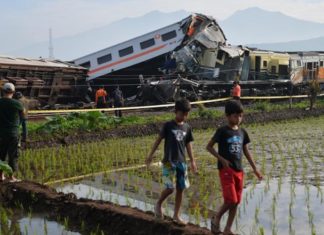 Tiga maut kereta api bertembung