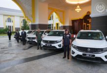 Agong kurnia Proton X90 Flagship kepada Ketua Polis Negara dan pegawai kanan Istana Negara