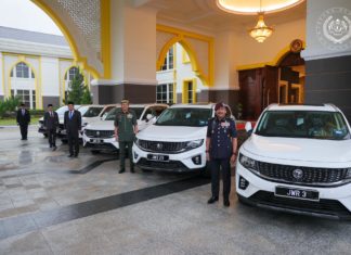Agong kurnia Proton X90 Flagship kepada Ketua Polis Negara dan pegawai kanan Istana Negara