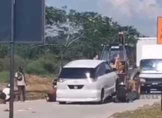 Guna jengkaut keluarkan wanita terperosok bawah MPV