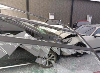 Rempuh Porsche 911 GT3 dalam pusat pameran, pemandu Mitsubishi Xpander perlu bayar pampasan RM1.7 juta