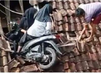 Ingin berbuka puasa, skuter ditunggang pelajar perempuan mendarat atas atap