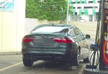 Jaguar nombor pendaftaran Singapura guna batu bata dapatkan lebih petrol di Johor Bahru