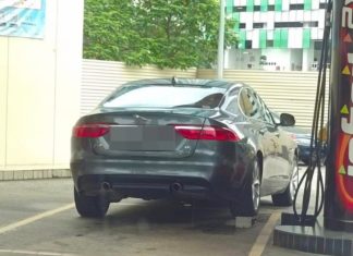 Jaguar nombor pendaftaran Singapura guna batu bata dapatkan lebih petrol di Johor Bahru