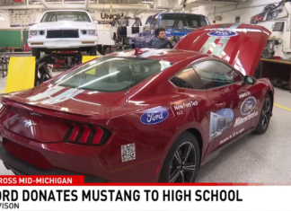 Ford derma Mustang tenggelam banjir ke sekolah teknik