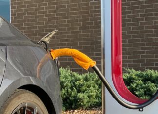 Tesla arah pemilik EV henti balut pemegang pengecas dengan tuala basah