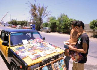 Lelaki ini jadikan teksinya sebagai perpustakaan bergerak