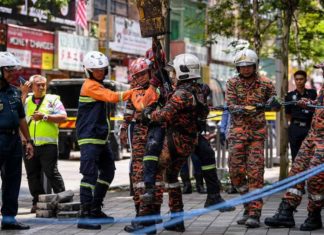 Tanah mendap Masjid India : Bomba guna jengkaut korek kawasan mendapan