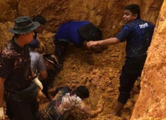 Dua anggota polis tertimbus tanah, kini stabil