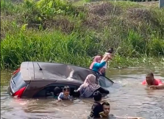 Cuba elak monyet, Proton Iriz terbabas ke dalam parit