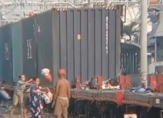 Tular, warga Indonesia buang sampah atas gerabak kereta api barang